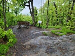 Randonnée pédestre sur le sentier #1 du Parc de la Gatineau pour le belvedere Wattsford, situé près de Gatineau au Québec.