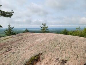 Randonnée pédestre sur le sentier #62 pour la boucle des loups, située dans le Parc de la Gatineau en Outaouais, au Québec.