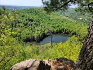 Randonnée pédestre sur le sentier des falaises et le mont Shaw situés dans la Réserve Alfred-Kelly dans les Laurentides, au Québec.