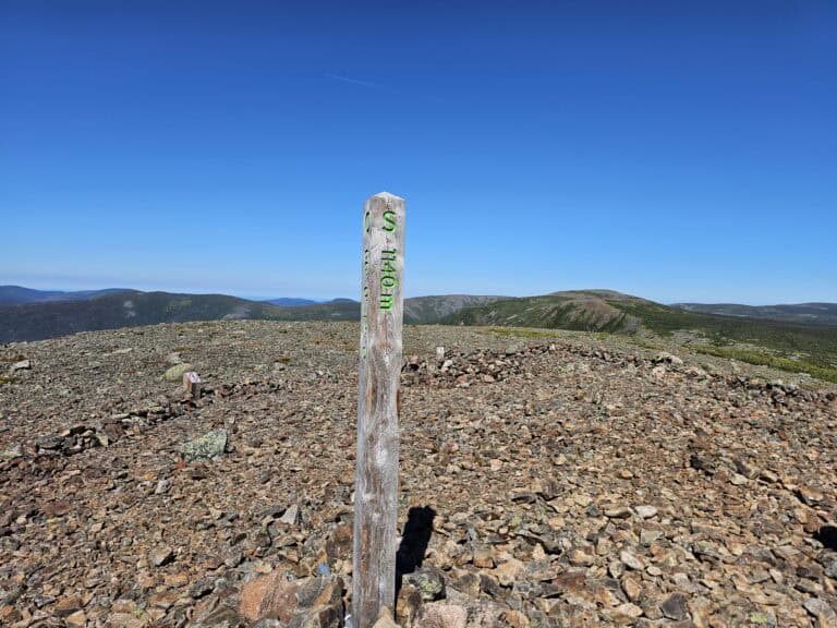 Randonnée pédestre au mont Xalibu situé dans le Parc National de la Gaspésie.