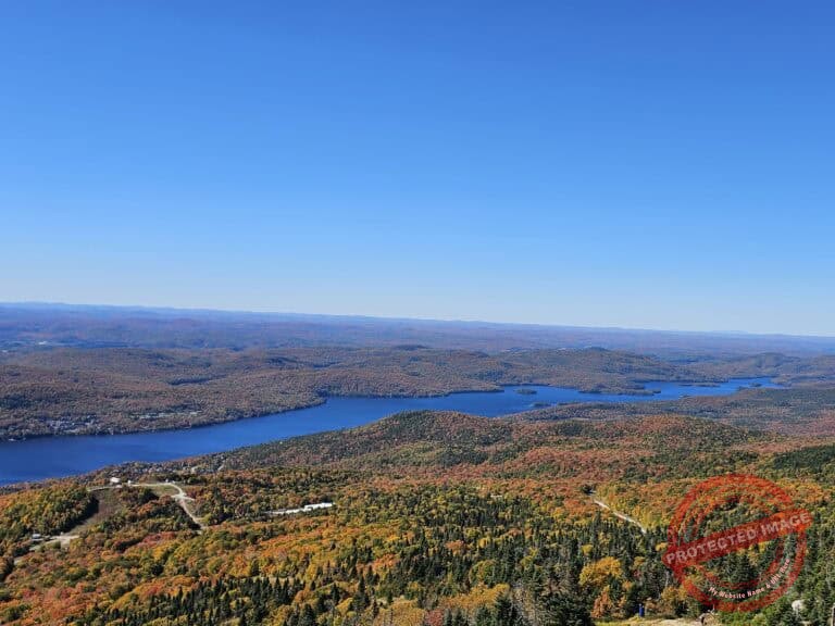 Randonnée pédestre au mont Tremblant situé dans les Laurentides au Québec.
